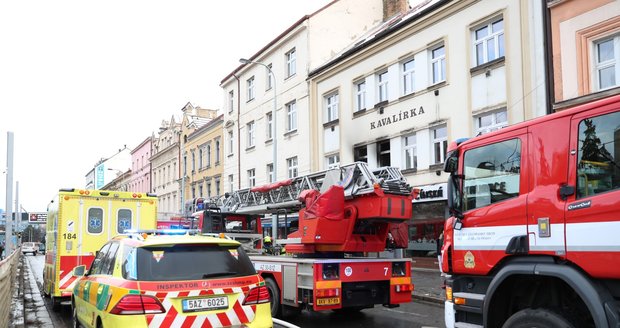 Při požáru bytu zemřela žena (45) a její pes. Ostatní partaje zachránil pohotový soused Jakub 