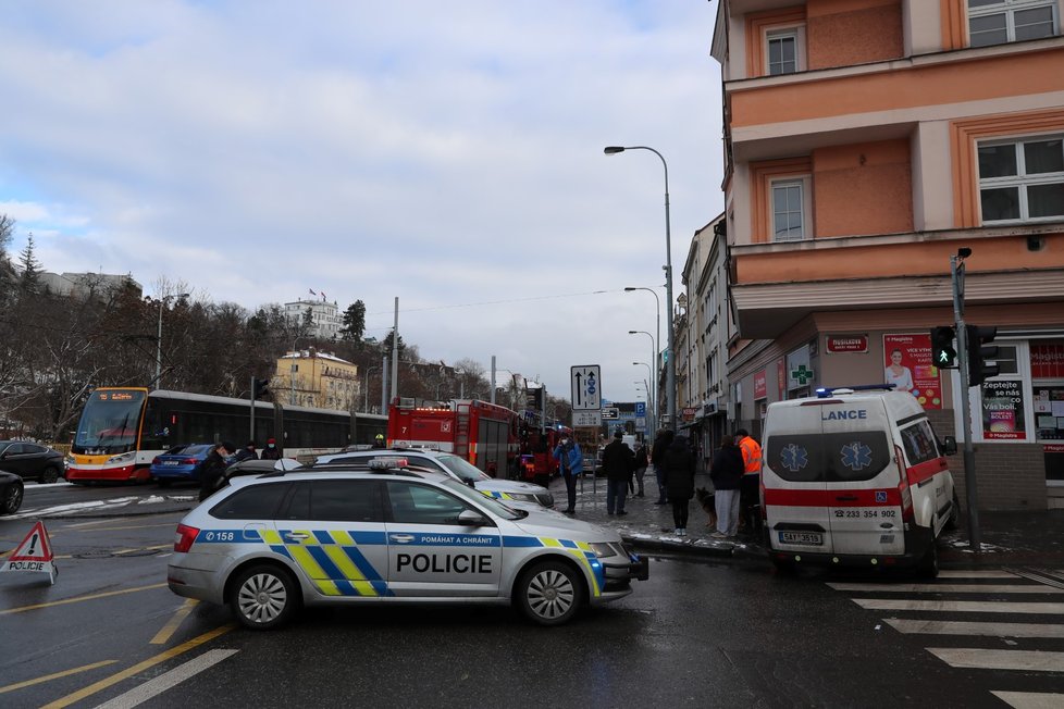 Na Plzeňské ulici hořel byt v prvním patře domu nedaleko tramvajové zastávky Kavalírka. Hasiči evakuovali z domu šest lidí.