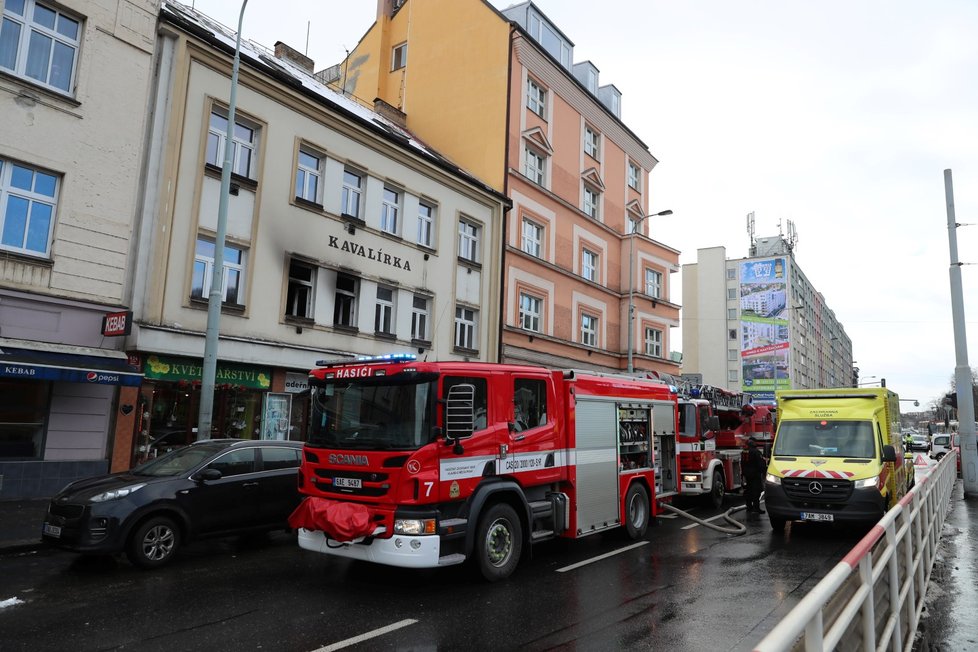 Na Plzeňské ulici hořel byt v prvním patře domu nedaleko tramvajové zastávky Kavalírka. Hasiči evakuovali z domu šest lidí.