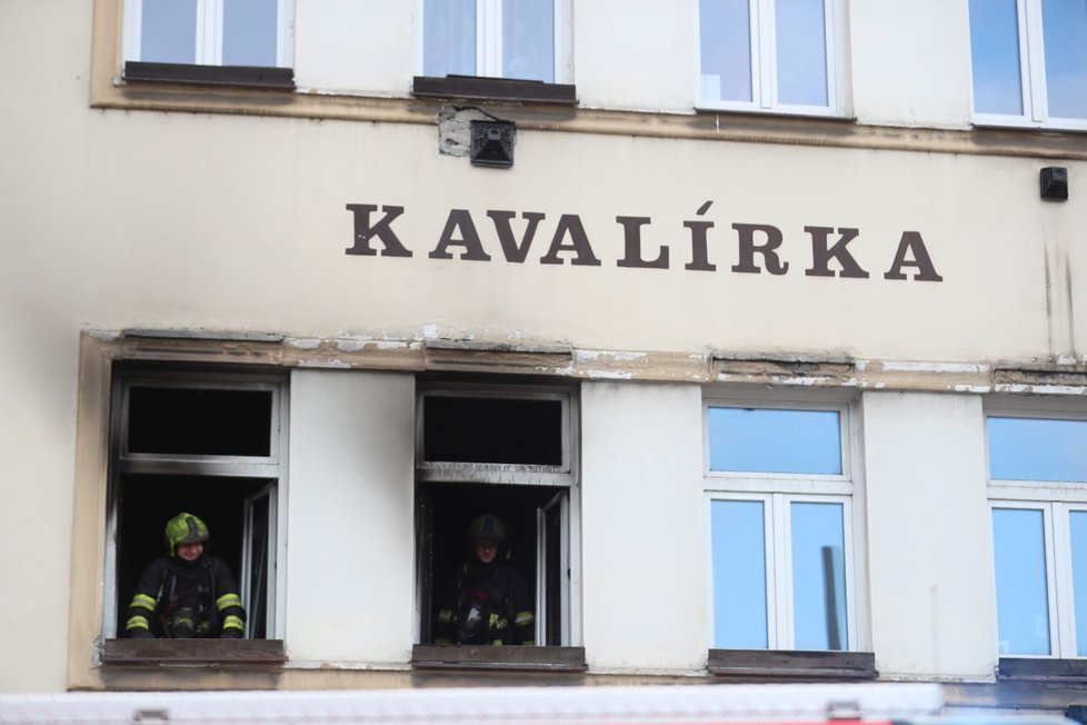 Na Plzeňské ulici hořel byt v prvním patře domu nedaleko tramvajové zastávky Kavalírka. Hasiči evakuovali z domu šest lidí.