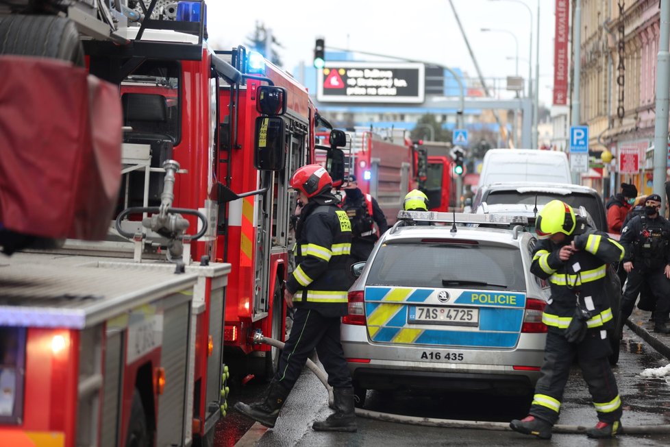 Na Plzeňské ulici hořel byt v prvním patře domu nedaleko tramvajové zastávky Kavalírka. Hasiči evakuovali z domu šest lidí.