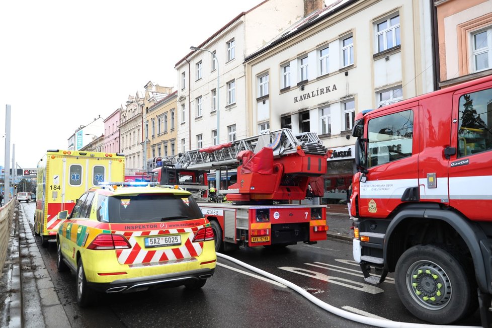 Na Plzeňské ulici hořel byt v prvním patře domu nedaleko tramvajové zastávky Kavalírka. Hasiči evakuovali z domu šest lidí.