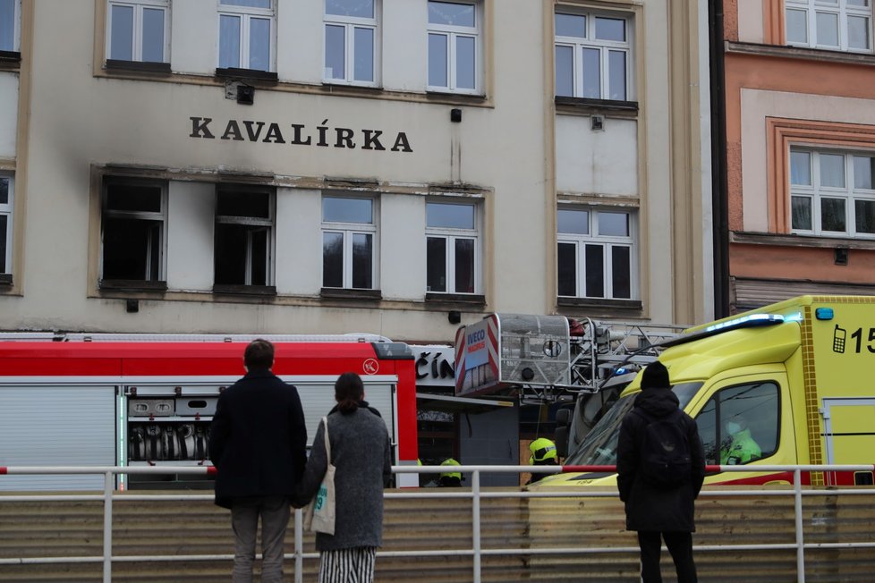 Na Plzeňské ulici hořel byt v prvním patře domu nedaleko tramvajové zastávky Kavalírka. Hasiči evakuovali z domu šest lidí.