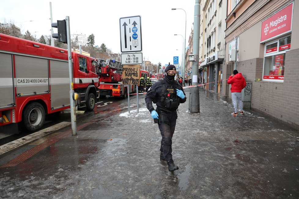 Na Plzeňské ulici hořel byt v prvním patře domu nedaleko tramvajové zastávky Kavalírka. Hasiči evakuovali z domu šest lidí.