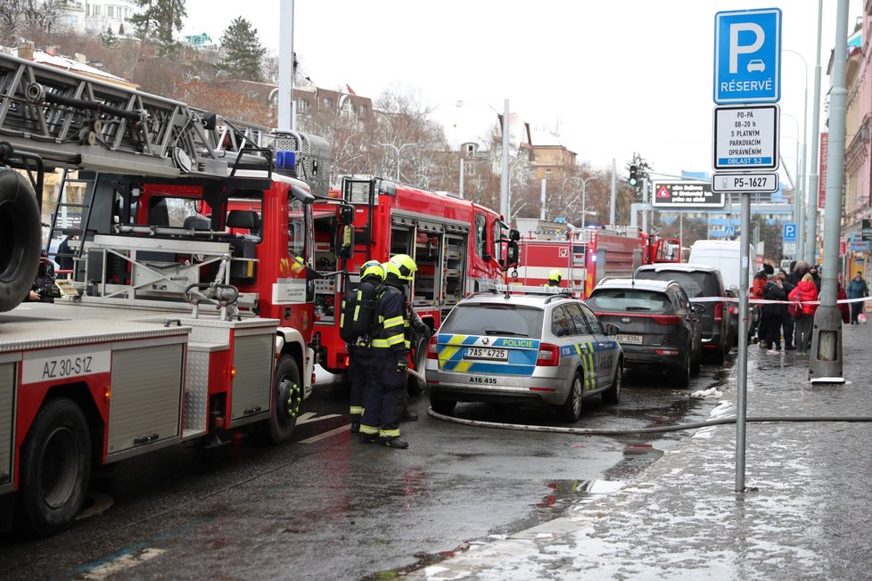 Na Plzeňské ulici hořel byt v prvním patře domu nedaleko tramvajové zastávky Kavalírka. Hasiči evakuovali z domu šest lidí.