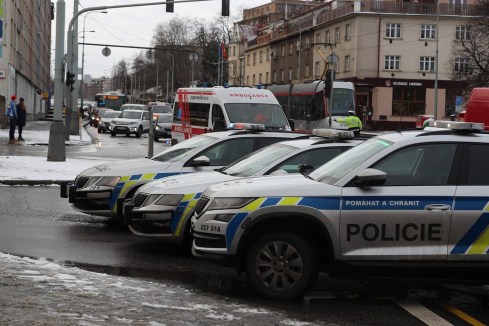 Na Plzeňské ulici hořel byt v prvním patře domu nedaleko tramvajové zastávky Kavalírka. Hasiči evakuovali z domu šest lidí.