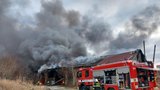 V bývalé Poldovce v Kladně hořela skládka pneumatik: Kouř byl vidět až z Prahy