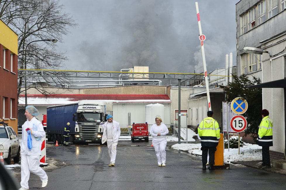 Pracovníci pekárny opouští své pracoviště