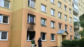 Při nočním požáru v Kladně se vážně zranil člověk, 40 evakuovaných.