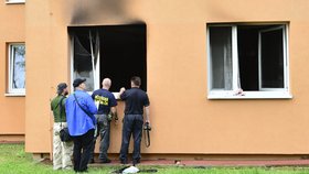 Při nočním požáru v Kladně se vážně zranil člověk, 40 evakuovaných.