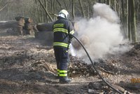 U Hostěnic hoří les: Na místě zasahuje 50 hasičů! Požárů v přírodě rapidně přibývá