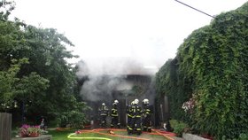 Požár vypukl v garáži v Klimkovicích přibližně půl hodiny po poledni.