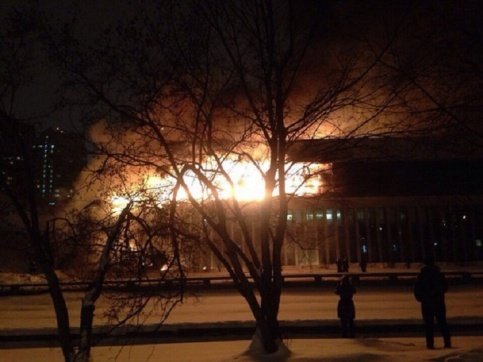 Jedna z největších ruských knihoven hoří již neuvěřitelných 12 hodin! Požárníkům se stále nepodařilo oheň uhasit.