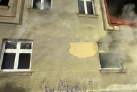 Rodinný dům v Kobylisích se ocitl v plamenech. Zdevastován byl celý pokoj, škody se blíží milionu