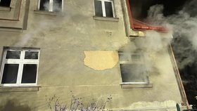 Požár rodinného domu ve Větrušické ulici v Praze-Kobylisích. (30. leden 2023)