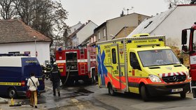 Požár zachvátil takřka celý domek. Žena, která se v době požáru nacházela v objektu, uhořela.