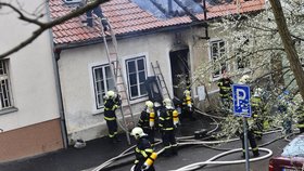 Požár zachvátil takřka celý domek. Žena, která se v době požáru nacházela v objektu, uhořela.