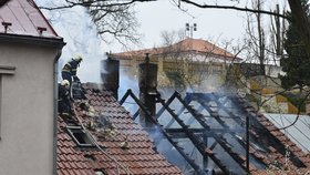 Požár zachvátil takřka celý domek. Žena, která se v době požáru nacházela v objektu, uhořela.