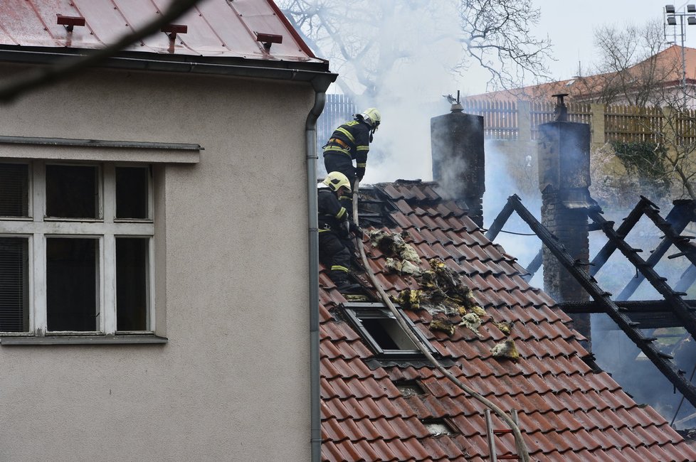 Požár zachvátil takřka celý domek. Žena, která se v době požáru nacházela v objektu, uhořela.