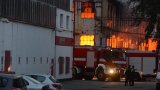 20 hodin, 90 hasičů, 285 milionů škoda. Požár v Praze se podařilo zlikvidovat 