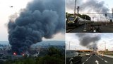 Požár tovární haly v Praze: Hustý dým zahalil část města