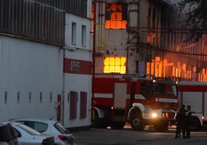 V Praze vypukl obrovský požár: Ve Vysočanech hoří areál ČKD