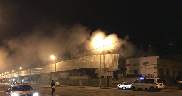 Noční drama v Kolbenově ulici: V průmyslovém areálu hořelo, hasiči zachránili čtyři osoby