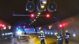 Požár v tunelu na Pražském okruhu: Jeden člověk zemřel, dva jsou těžce zranění. Provoz je omezen