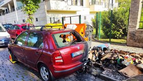 V Praze 6 začal hořet kontejner na papír, požár poškodil i vedle zaparkované auto.