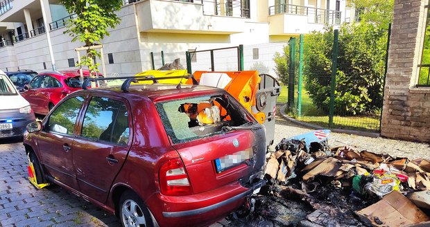 V Praze 6 začal hořet kontejner na papír, požár poškodil i vedle zaparkované auto.