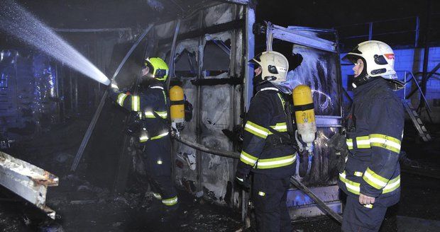 V Praze 5 v noci hořely velkoobjemové kontejnery.