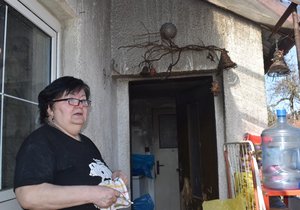 Nešťastná Julie Kopková (70) před svým domem.