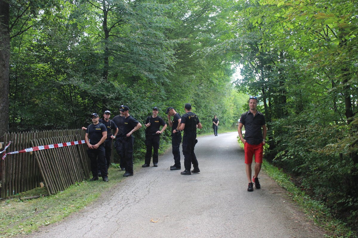 Místo začali prohledávat policisté.