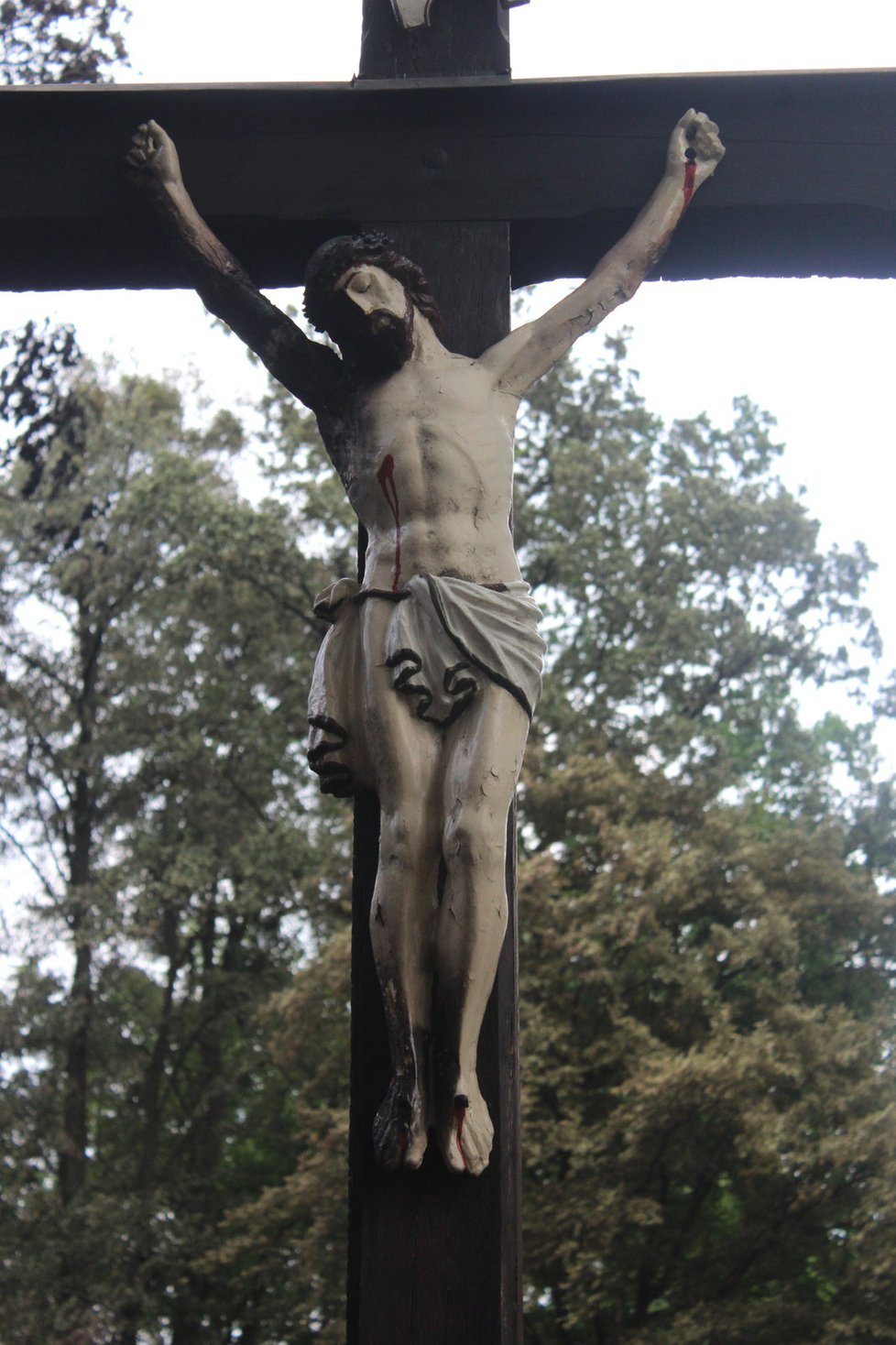 Kříž s Ježíšem je částečně ohořelý taky. Zůstal však i po požáru na svém místě a nezbortil se.