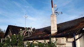 Požár rodinného domu na Benešovsku: Před plameny hasiči zachránili psa