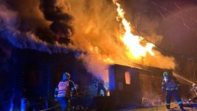 Tři lidé utrpěli zraněni při požáru rodinného domu v Krásné Lípě. (13.2.2024)