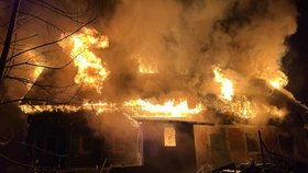 Tři lidé utrpěli zraněni při požáru rodinného domu v Krásné Lípě. (13.2.2024)