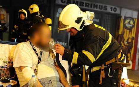 Přidušeného kuchaře vynesli hasiči a dali mu kyslíkovou masku.