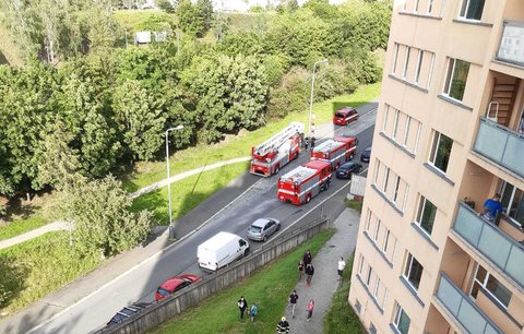 Požár kuchyně v pražské Krči: Hasiči s policisty z paneláku evakuovali 15 osob