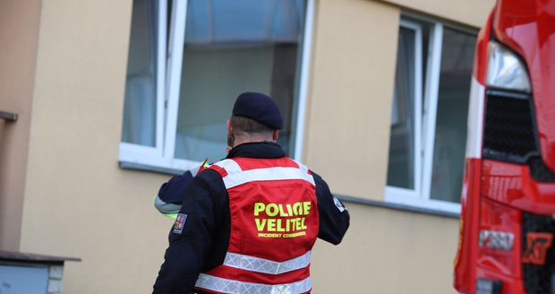 Požár kuchyně v Krči. Hasiči spolu s policisty z panelového domu evakuovali 15 osob.