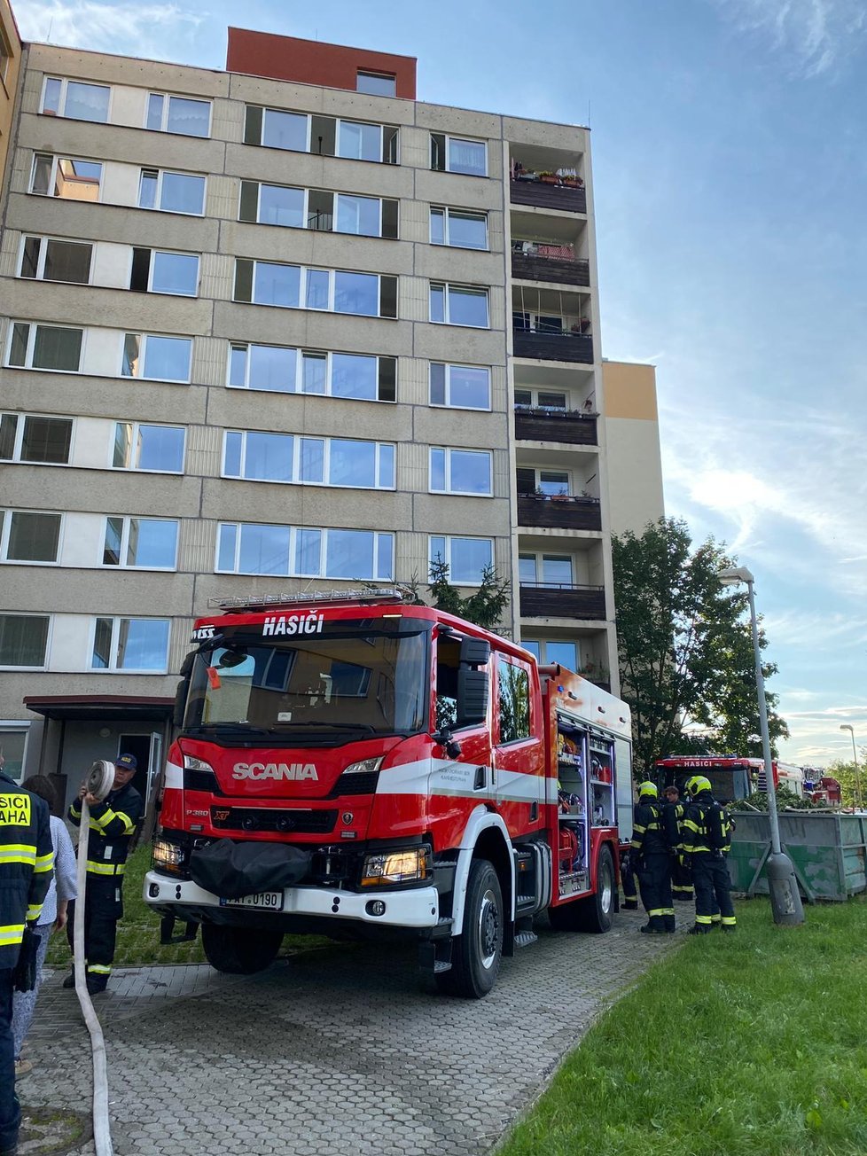 V panelovém domě v Krči vyhořela kuchyně, z domu muselo být evakuováno 15 osob.