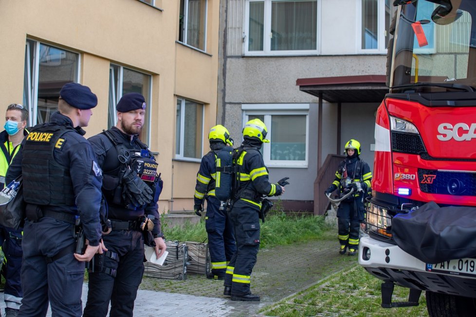 Požár kuchyně v Krči. Hasiči spolu s policisty z panelového domu evakuovali 15 osob.