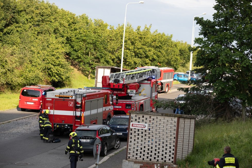 Požár kuchyně v Krči. Hasiči spolu s policisty z panelového domu evakuovali 15 osob.