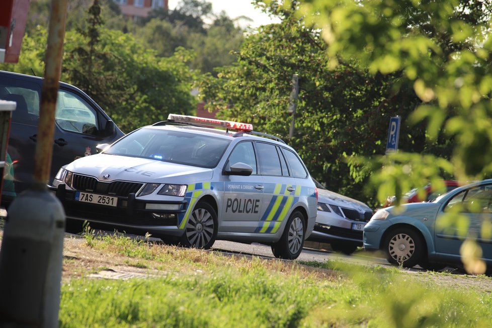 Požár kuchyně v Krči. Hasiči spolu s policisty z panelového domu evakuovali 15 osob.