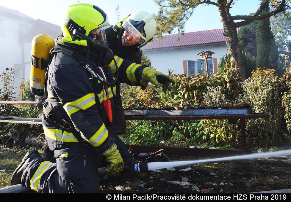 Ve Slivenci zasahovali hasiči u požáru kůlny.