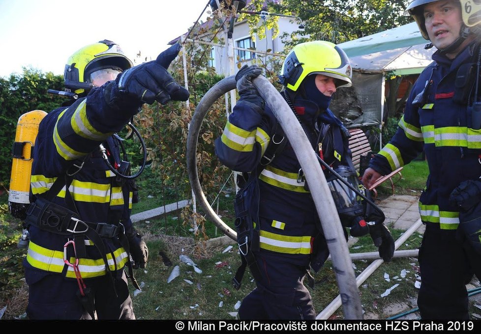 Ve Slivenci zasahovali hasiči u požáru kůlny.