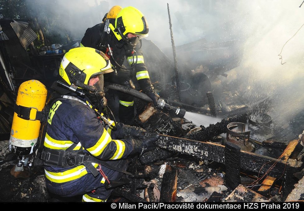 Ve Slivenci zasahovali hasiči u požáru kůlny.