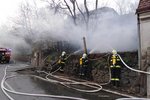 Při požáru kůlny v Boskovicích museli kvůli plynové láhvi zasahovat i policejní odstřelovači.
