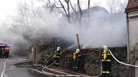 Při požáru kůlny v Boskovicích museli kvůli plynové láhvi zasahovat i policejní odstřelovači.