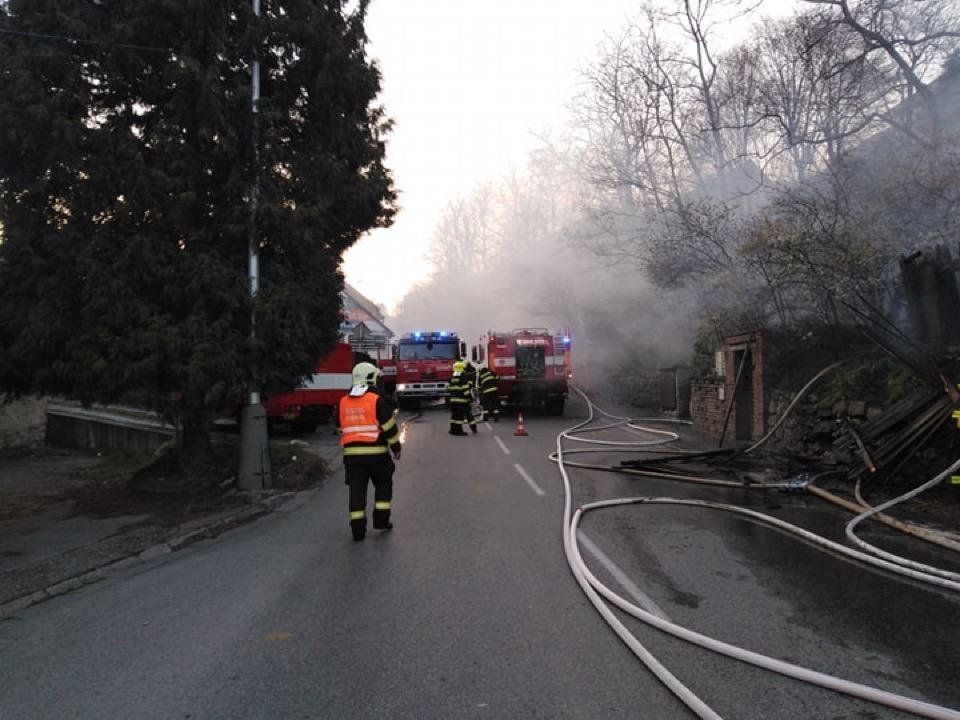 Při požáru kůlny v Boskovicích museli kvůli plynové láhvi zasahovat i policejní odstřelovači.